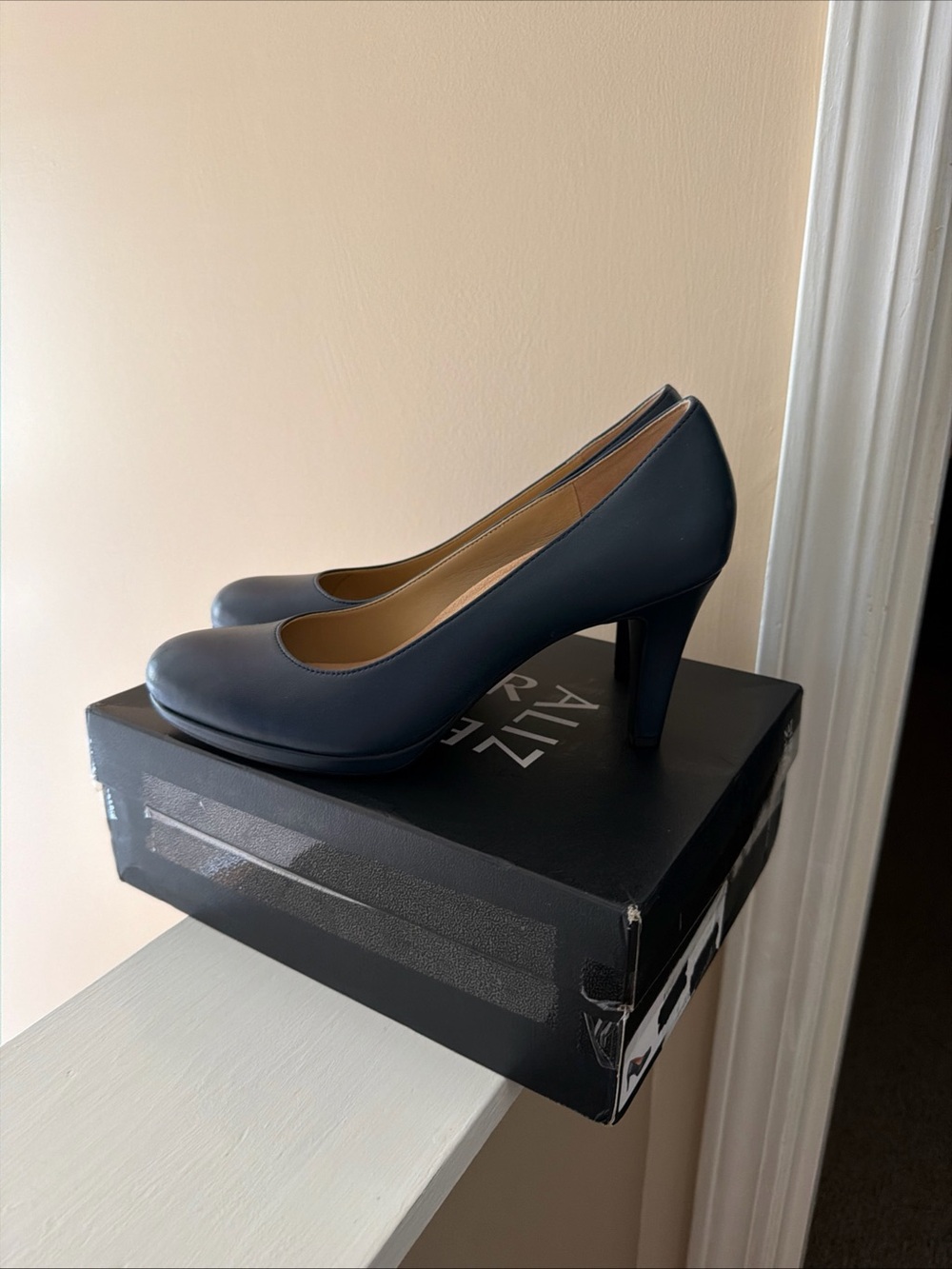 Naturalizer Navy Blue Leather Round-Toe Mid Heel Pumps size 10M